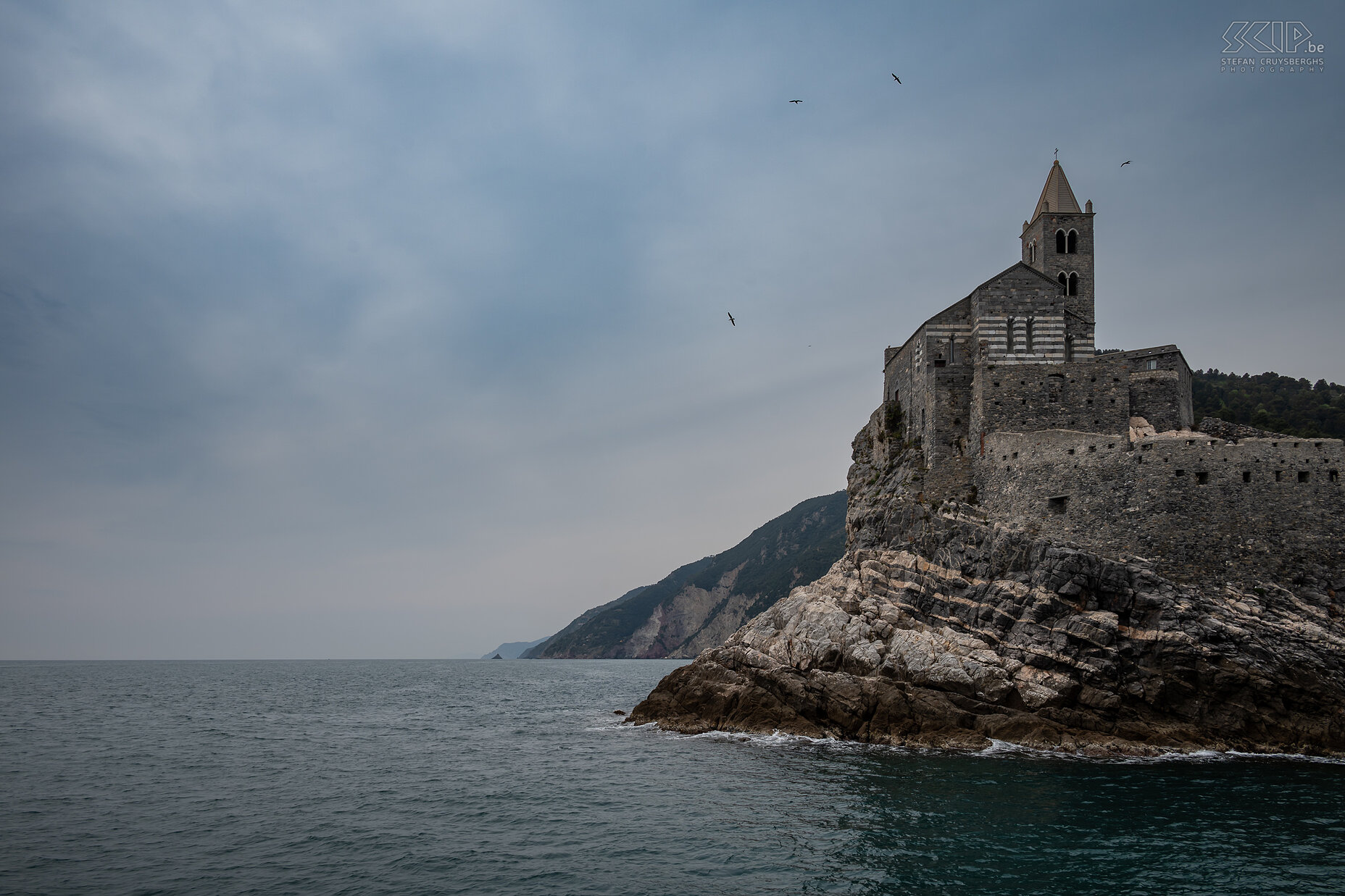 Portovenere - Chiesa di San Pietro Met de boot trokken we vanuit Vernazza naar Portovenere. De indrukwekkende citadel, de kerk op de rots, de smalle straatjes, de gekleurde huisjes en het authentieke haventje maken dit plaatsje tot een van de meest romantische plekken aan de Ligurische kust  en eigenlijk ook tot de verborgen zesde parel van de Cinque Terre. De aankomst met de boot langs de hoge kliffen en Chiesa di San Pietro is heel indrukwekkend. Stefan Cruysberghs